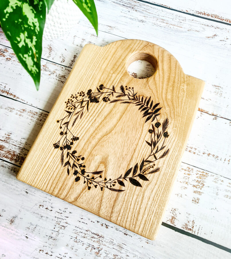 Wooden cutting board "Floral wreath"