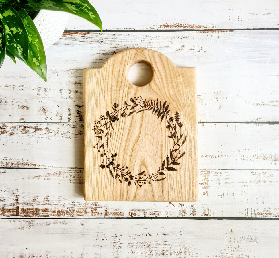 Wooden cutting board "Floral wreath"