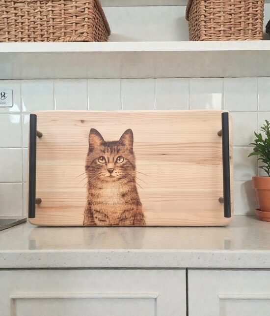 Koka paplāte ar gravējumu "Kaķis"