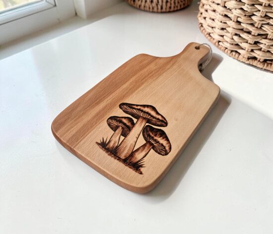 Maza izmēra koka dēlītis ar gravējumu " Sēnes"