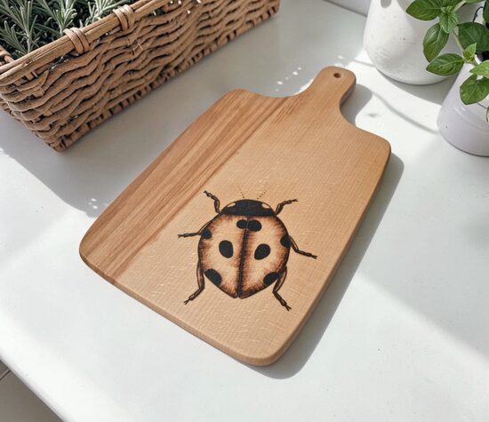 Koka dēlītis ar gravējumu "Bizbizmārīte"