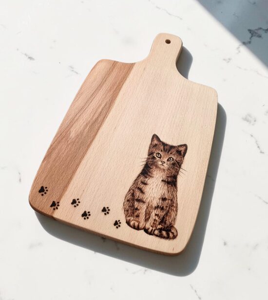 Koka dēlītis ar gravējumu "Kaķis"