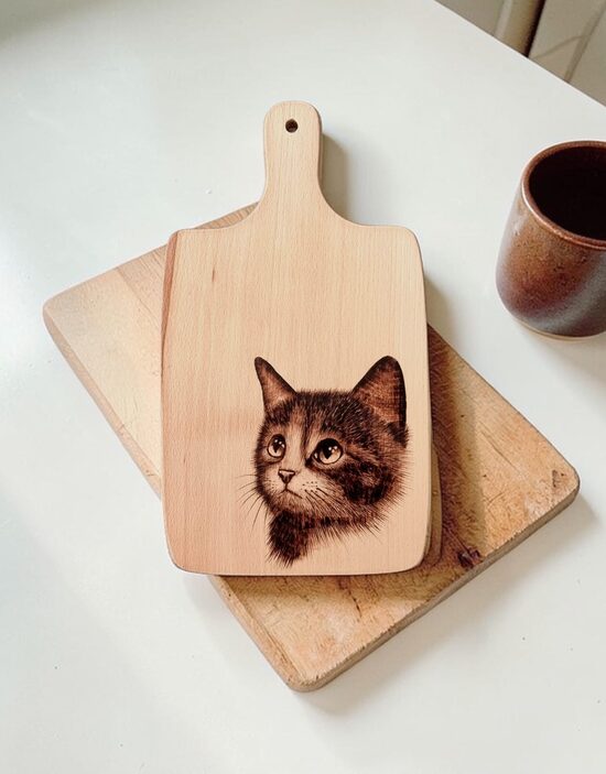 Koka dēlītis ar gravējumu " Kaķis"