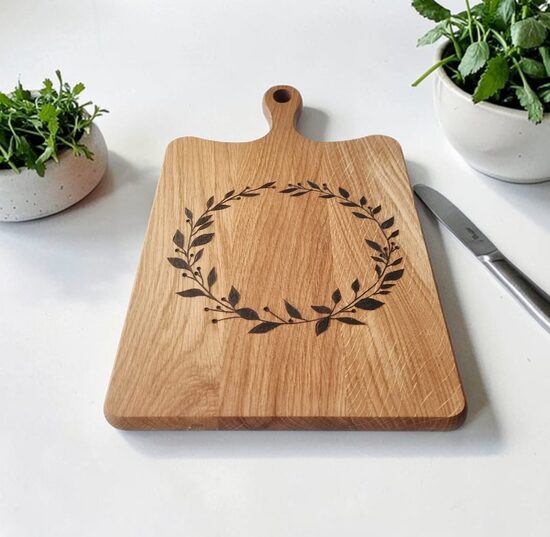 Ozolkoka dēlītis ar gravējumu "Ziedu vainags"