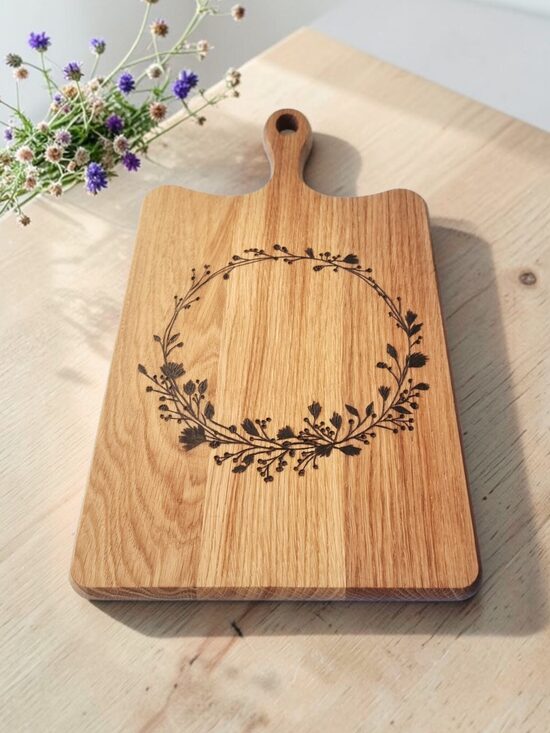 Ozolkoka dēlītis ar gravējumu "Ziedu vainags"